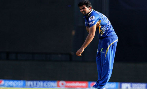 Zaheer Khan injured his shoulder during Mumbai Indians match against Kings XI Punjab at Wankhede Stadium. Photo: BCCI Zaheer Khan injured his shoulder during Mumbai Indians match against Kings XI Punjab at Wankhede Stadium. Photo: BCCI